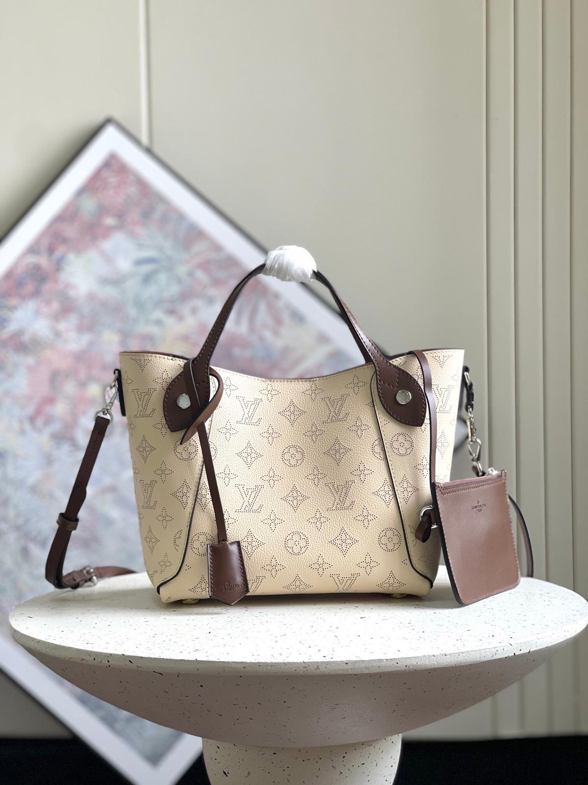 Louis Vuitton (Mahina Handbag White Leather)