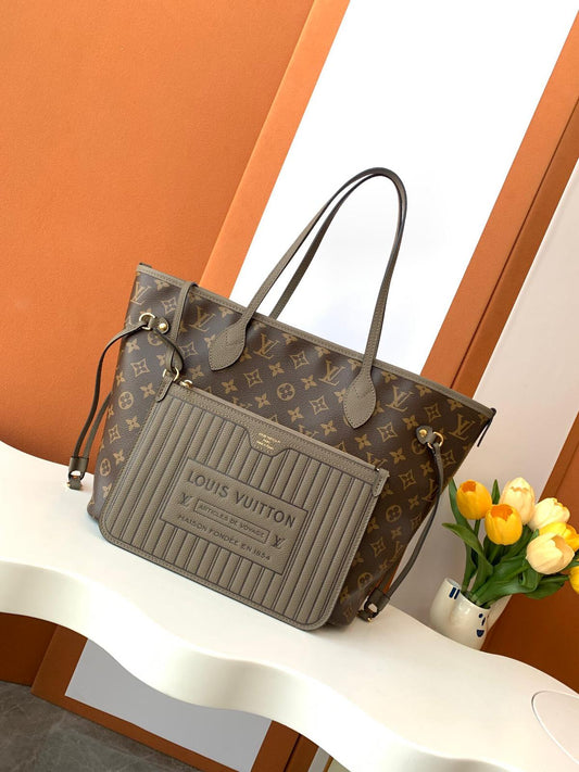 Louis Vuitton (Neverfull inside out)